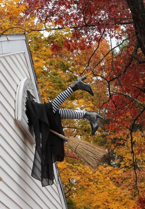 Outdoor Halloween Decor, Witches House, Halloween Outside, Adornos Halloween, Flying Witch, Halloween Crafts Decorations, Theme Halloween, Fall Halloween Decor, Halloween Inspiration