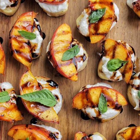 Grilled Peach and Ricotta Crostini Appetizer - Homebody Eats Grilled Peach And Ricotta Crostini, Beach Wedding Appetizers, Desserts Finger Food, Peach And Ricotta, Happy Hour Snacks, Peach Crostini, Crostini Appetizer, Ricotta Crostini, Shooter Recipes