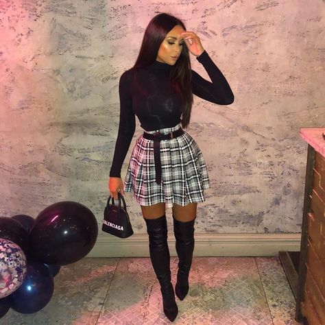 LASULA on Instagram: “GOING FAST ⚡️ @hannahmbrownrigg 🔍 Hayley Black Tartan Pleated Mini Tennis Skirt, £14 👆 tap image to shop 50% off or more off everything*…” Winter Dinner Outfit, Dinner Outfit Ideas, Style College, Rok Outfit, Chique Outfits, Dinner Outfit, Populaire Outfits, Dinner Outfits, Ținută Casual