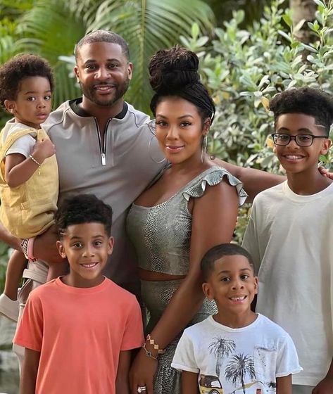 Nuclear Family Pictures, Devale Ellis, Black Relationship, Nuclear Family, Blessed Family, Couple Goal, Black Family, Fall Family Pictures, Black Couple