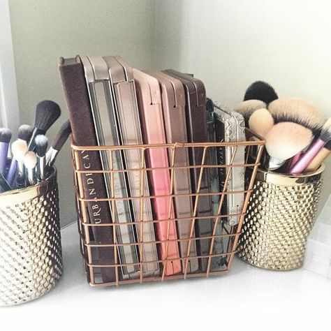 Bedroom Organizers, Bathroom Organization Makeup, Offices Ideas, Diy Makeup Organizer, Apartment Wishlist, Rangement Makeup, Penyimpanan Makeup, Vanity Inspiration, Minimalist Vanity