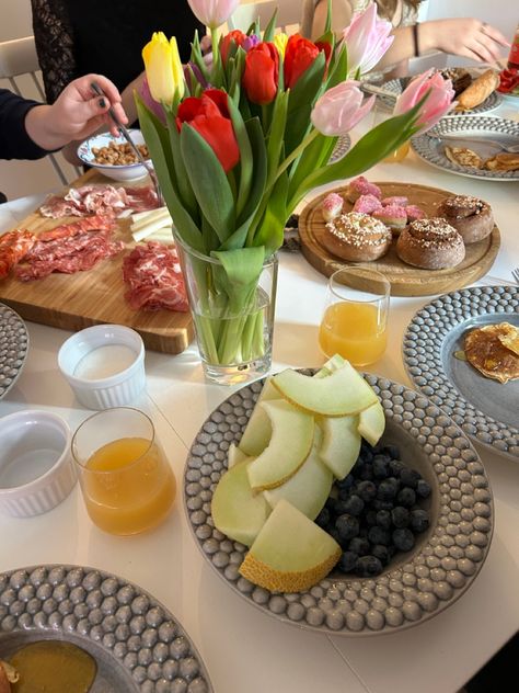 #brunch #spring #tulips Easter Brunch Aesthetic, Seasons Aesthetic, Easter Aesthetic, Brunch Aesthetic, Brunch Cafe, Fresh Eats, Brunch Places, Spring Brunch, Moms Birthday