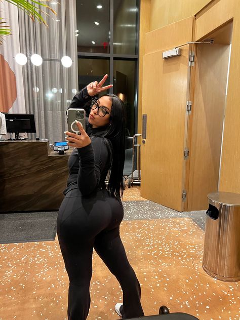 Queen Naija on Twitter: "The way I slept on lululemon, now I’m addicted 😩 https://t.co/EfHP6VOSDB" / Twitter Queen Naija, Music On Spotify, Black Goddess, Wearing All Black, Simple Fits, Cozy Fits, Curvy Girl Outfits, I Love Girls, Cute Fits