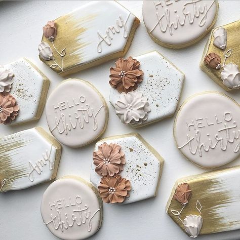 PollyAnne Confections on Instagram: "Beautiful neutrals for a 30th birthday 🤍 one of my favourite sets to date, in love with this style of flowers 🙌🏻 . . . . . @talentedcookiers #cookieart #decorativecookies #minimalistic #neautrals #gold #drawing #art #cookiesofinstagram #decoratedcookies #birthday #lockdownbirthday #royalicingcookies #sugarcookies #birthdaycookies #cookiedecorator #nude #flowers #rose #thirty #30thbirthday #floral #royalicingflowers" Neutral 60th Birthday, Minimalist 40th Birthday Decor, 30th Birthday Royal Icing Cookies, Neutral 30th Birthday Party, 30 Birthday Cookies For Women, Nude Birthday Theme, 30th Birthday Cookies For Woman, 40th Birthday Cookies Women, 30 Birthday Cookies