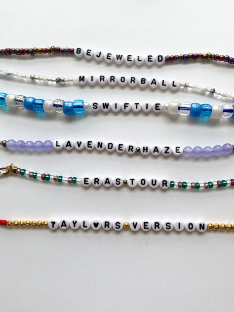 Taylor Swift Bracelets Bejeweled, Diy Bracelets Taylor Swift, Taylor Swift Eras Friendship Bracelet Ideas, Taylor Swift Era Bracelet Ideas, Funny Eras Bracelet Ideas, Beaded Bracelets Diy Words, Taylor Eras Bracelet, Taylor’s Version Bracelet, Taylor Swift Eras Tour Accessories