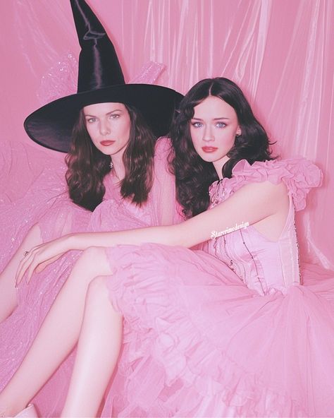 The Gilmore girls as witches. Do you drink coffee like a Gilmore girl? I definitely do! ⚡️made with AI & Picsart Xo, Heather . . . #Pinkvibes #GlitterArt #glitterartist #pinkaesthetic #thegilmoregirls #GilmoreGirls #GilmoreGirlsRevival #TeamDean #StarsHollow #LorelaiGilmore #RoryGilmore Pink And Black Witch Aesthetic, Retro Witch Costume, Girly Witch Aesthetic, Pink Witch Aesthetic, Retro Circus, Pink Witch, The Gilmore, Gilmore Girl, French Retro