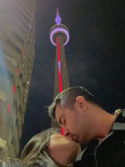 Pic idea for couples #couples #toronto #cntower Canada Couple Photos, Toronto Date Ideas, Cn Tower Photo Ideas, Toronto Photo Ideas, Bday Poses, Toronto Couple, Toronto Pictures, Couple Travel Photos, Toronto Photography