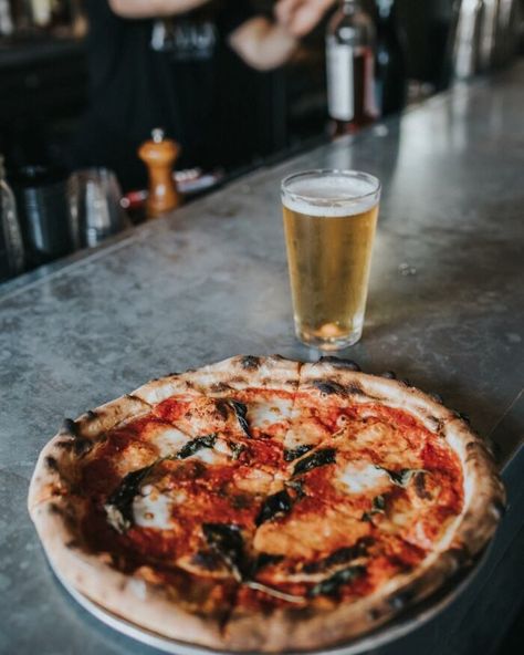 Pizza and beer. A classic combination that's beautiful in its simplicity. Pizza And Beer Aesthetic, Pizza Popcorn, Sugar Biscuits, Restaurant Bar Decor, Beer Photography, Pizza And Beer, Pizza Bar, Pint Of Beer, Unique Cocktails