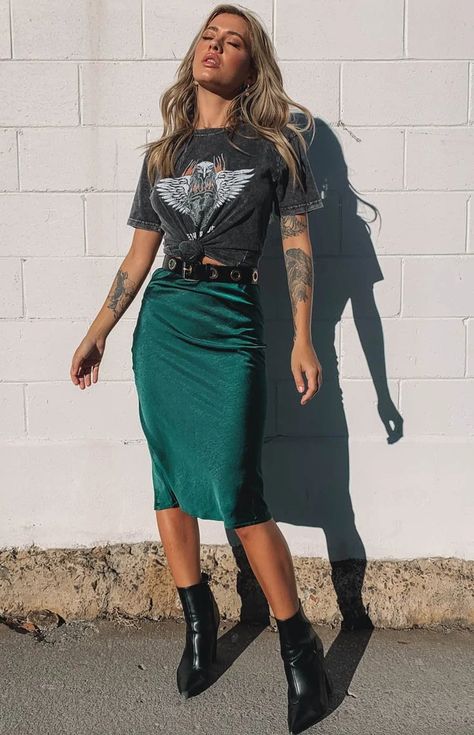 Trisha Midi Skirt Emerald – Beginning Boutique Satin Skirts, Estilo Hipster, Stylist Outfit, Looks Country, Night Out Outfit, Mode Inspo, Green Skirt, Edgy Outfits, Mode Inspiration