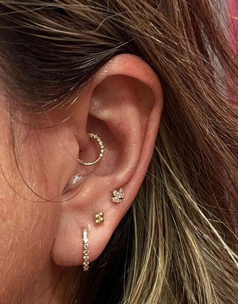 Snake Bites Ear Piercing, 3rd Hole Ear Piercing, Ear Piercing Ideas With Industrial, Multiple Ear Piercings Minimalist, Ear Piercing For Headaches, Hole Ear Piercing, Piercing Inspo Face, Ear Piercing Ideas Chart, Edgar Guys