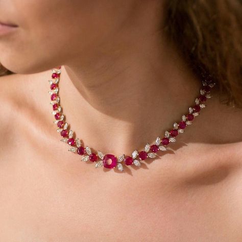 Ruby Jewelry Necklaces, Beautiful Diamond Necklace, Ruby And Diamond Necklace, White Diamond Necklace, Jewlery Necklace, The Bling Ring, Trendy Jewerly, Diamond Necklace Set, Diamond Necklaces