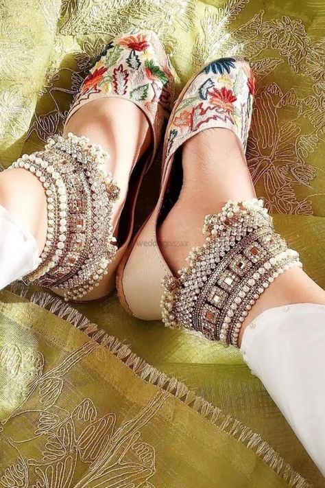 Kundan Anklets, Pakistani Dresses Shalwar Kameez, Payal Designs Silver, Bridal Foot Jewelry, Silver Payal, Mehndi Outfit, Anklets Indian, Bridal Anklet, Handmade Anklets