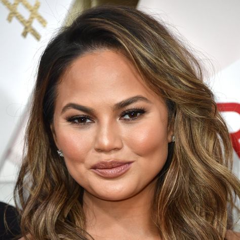 Chrissy Teigen is hilarious. Chrissy Teigen Hair, Holiday Hairstyles Easy, Instant Regret, Christine Teigen, Gilmore Girls Gifts, Baby Luna, Easy Christmas Cookie Recipes, Holiday Party Themes, Justin Hailey