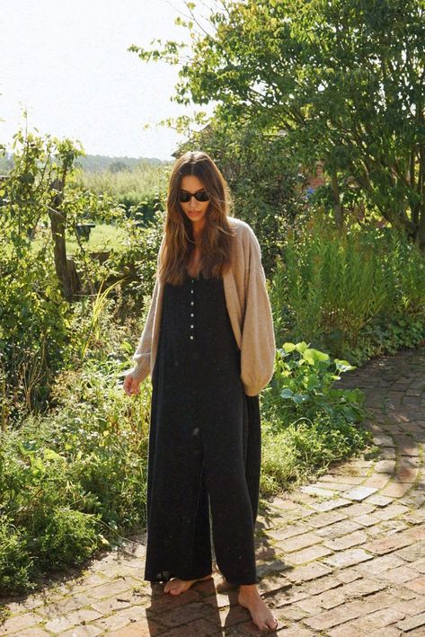 Kaftan Jumpsuit, Jumpsuit With Cardigan, Flowy Pants Outfit, Jumpsuit And Cardigan, Mom Vibes, Flowy Jumpsuit, Loose Sleeves, Jumpsuit Outfit, Flowy Pants