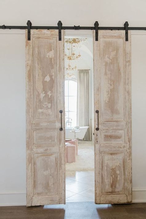 -Double-doors - Once limited to the farm, barn doors have made their entry in city living now. They add a unique style to homes and give them a rustic appeal. This is... Doors Modern, Barn Door Designs, Diy Barn Door, Antique Doors, 아파트 인테리어, Sliding Barn Door Hardware, Texas Homes, Wallpaper Vintage, Interior Barn Doors