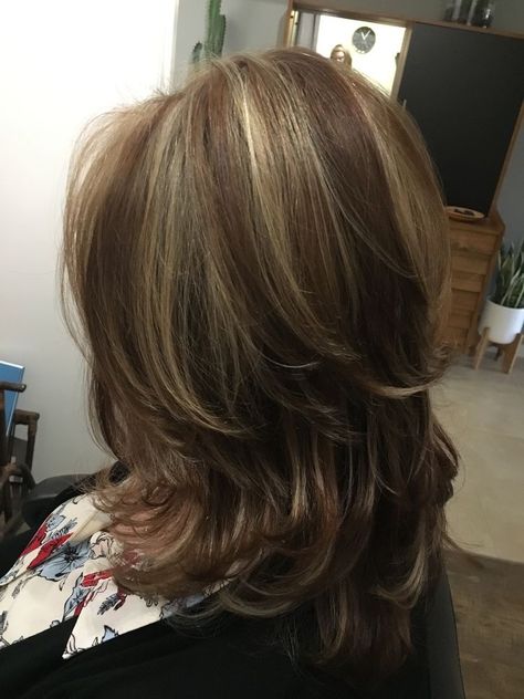 Dyed Hair Highlights Brown, Brunette Shag With Highlights, Y2k Hair Color Ideas, Y2k Haircuts Medium, Y2k Hair Highlights, Y2k Hair Dye Ideas, Y2k Haircuts Short, Haircut Y2k, Short Y2k Hair