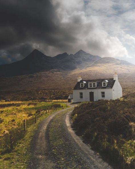 Cottages Scotland, Scottish Cottages, Scottish Mountains, Countryside Vacation, Skye Scotland, Seaside Getaway, Little Cottage, Beach Camping, Isle Of Skye