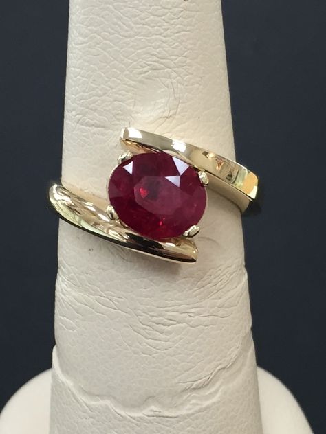 Ruby Gold Rings For Women, Oval Ruby Ring Design, Panna Ring, Pearl Ring Design, Ruby Ring Designs, Delicate Gold Bracelet, Beautiful Gold Rings, Jewelry Product Shots, Gold Bead Earrings