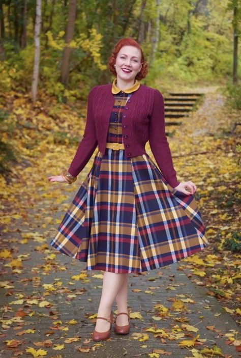 50s Outfit, Mode Rockabilly, Pinup Fashion, Skirt Styling, Teacher Aesthetic, Dress Tips, Retro Autumn, 50s Outfits, 1950s Fashion Dresses