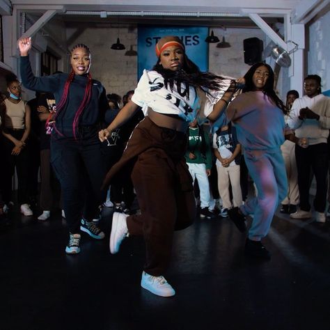 Afro Dance (@afrodance1) posted on Instagram: “Retour sur le workshop de Laure sur « La Clé » 🔑💥 ➖ 💃🏽: @laure_ifete @onlydjaaa @kathy__lifestyle 🎵: @tiakola_meloo 🎥: @mirane_gomis 💻:…” • Mar 26, 2022 at 8:33pm UTC Black Dancing Aesthetic, Dance Teacher Vision Board, Dance Aesthetic Black Woman, Afro Dance Aesthetic, Dance Black Woman, Black Dancer Aesthetic, Street Dance Aesthetic, Danse Aesthetic, People Dancing Aesthetic