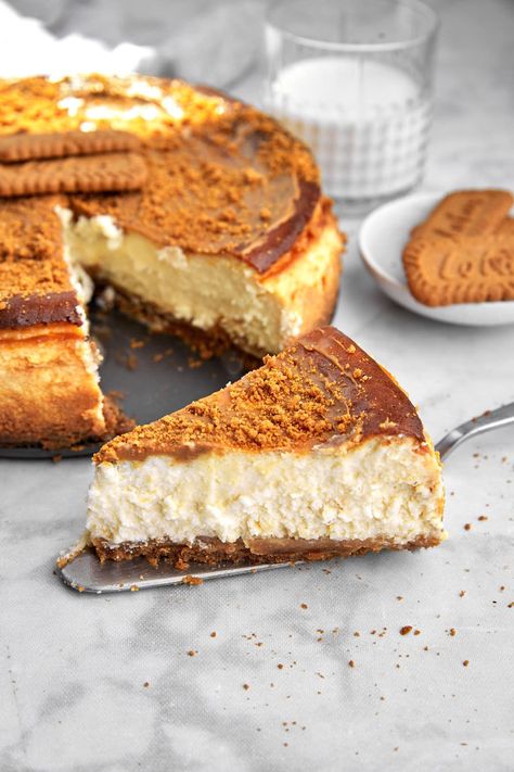 The most delicious creamy, rich baked biscoff cheesecake with a lotus biscuit infused crust and topped with lotus biscoff spread. It's my go to cheesecake recipe, an absolute stunner, no water bath required! #lotus #biscoff #biscoffcheesecake #foodphotography #lotuscheesecake #cheesecakerecipe Easy Baked Cheesecake, Lotus Biscoff Cheesecake, Lotus Cheesecake, Lotus Biscoff Spread, Lotus Biscuits, Biscoff Recipes, Crumb Recipe, Biscoff Cheesecake, Baked Cheesecake