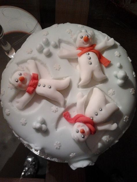 To cute not to pin!  Christmas Snowmen Angel cake                                                                                                                                                                                 More Super Torte, Winter Torte, Snowman Cake, Christmas Cake Designs, Christmas Cake Decorations, Xmas Cake, Winter Cake, Xmas Food, Christmas Cupcakes