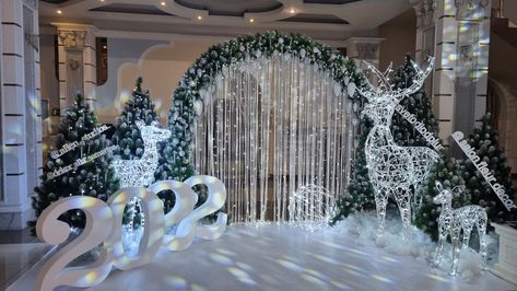 Winter Wonderland Christmas Backdrop, Winter Wonderland Entrance, White Christmas Decorations Elegant, Christmas Stage Decorations, Winter Wonderland Christmas Party, Christmas Whimsical, Christmas Party Backdrop, شرم الشيخ, Church Christmas Decorations