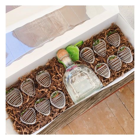 𝐜𝐮𝐬𝐭𝐨𝐦 𝐜𝐨𝐯𝐞𝐫𝐞𝐝 𝐬𝐰𝐞𝐞𝐭𝐬 ♡ on Instagram: “patrón + a dozen 💚” Valentines Strawberries, Strawberries Ideas, Strawberry Tequila, Valentine Strawberries, Strawberry Box, Strawberry Treats, Flower Shop Design, Chocolate Covered Fruit, Chocolate Covered Strawberry