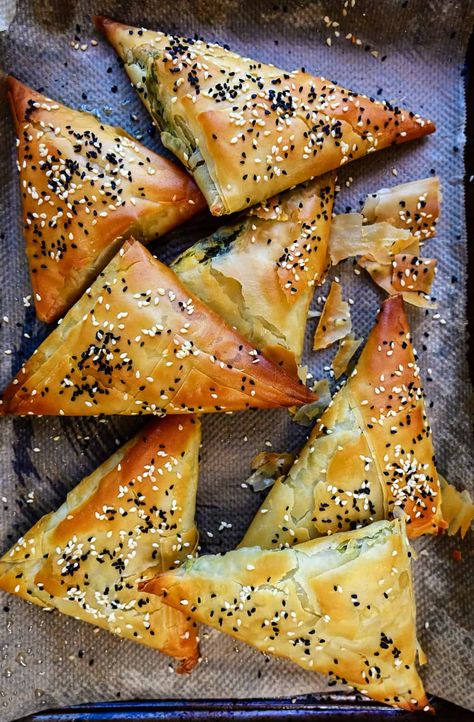 Delicious Spanakopita Triangles (Spanakopitakia). Crispy phyllo pastry filled with spinach, feta and herbs. fabulous as an appetizer or snack. Delicious Spanakopita, Spanakopita Triangles Recipe, Spanakopita Triangles, Filo Pastry Recipes, Spanakopita Recipe, Phyllo Recipes, Greek Spinach Pie, Phyllo Pastry, Spinach Pie