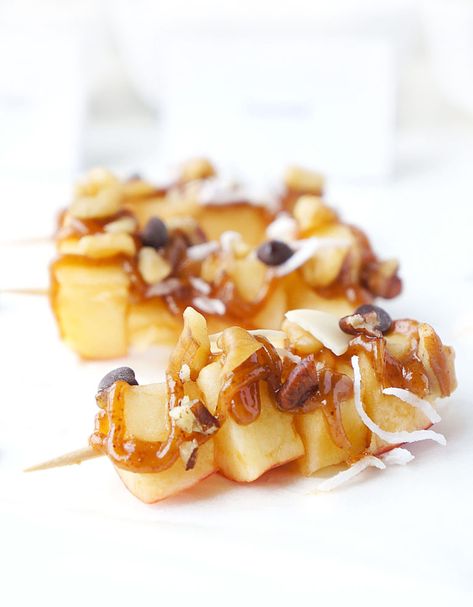 “CARAMEL” APPLE SKEWERS Apple Skewers, Healthy Caramel Apple, Apple Nachos Recipe, Vegan Caramel Sauce, Caramel Apple Bites, Healthy Caramel, Dessert Skewers, Bbq Desserts, Fruity Recipes