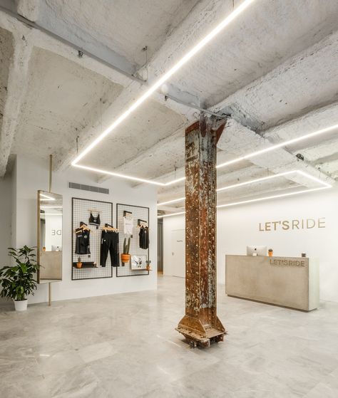 Completed in 2017 in Paris, France. The second LET'S RIDE indoor cycling studio just opened on 24 Rue Chauchat, Paris 75009. The space, originally a printing factory and a bank with a... Butik Design, Cycling Studio, Sports Locker, Spin Studio, Studio Pilates, Yoga Studio Design, Room Gym, Gym Lockers, Ehime