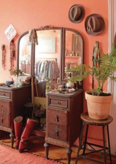 sarah ryhanen via design sponge Salmon Walls Bedroom, Terracotta Red Bedroom, Salmon Bedroom Walls, Coral Wall Paint Living Room, Salmon Colored Bedroom, Diy Vanity Ideas Bedroom, Peach Walls Living Room, Vanity Dresser Ideas, Colors With Terracotta