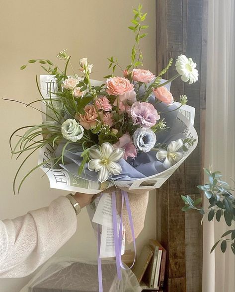 How To Wrap Korean Style Bouquet, Korean Flower Bouquet Aesthetic, Grad Flowers, Graduation Flowers Bouquet, Graduation Flower Bouquet, Single Flower Bouquet, Carnation Bouquet, Gardening Aesthetic, Graduation Bouquet