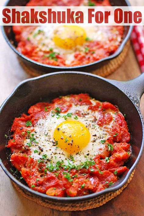 Shakshuka Eggs, Easy Shakshuka Recipe, Tomatoes Eggs, Eggs Poached, Shakshuka Recipe, Shakshuka Recipes, Spicy Tomato Sauce, Meatless Dinner, Healthy Food Blogs