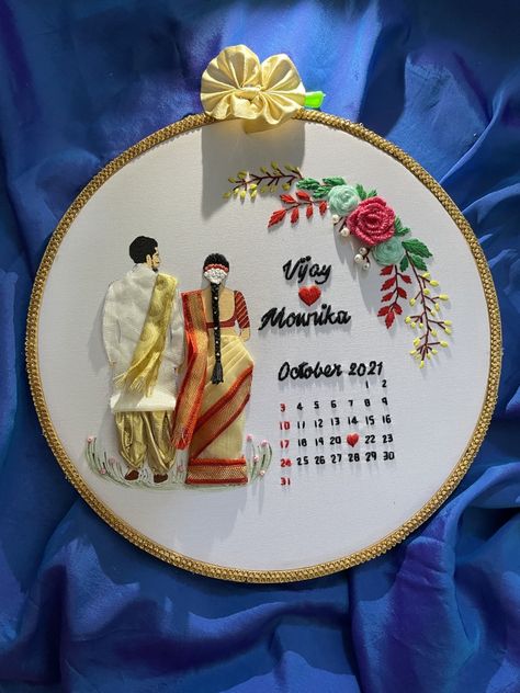 Embroidery For Saree, Couple Embroidery Design, Cartoon Wedding Invitations, Wedding Embroidery Hoop, Christian Embroidery, Embroidery Hoop Art Diy, Wedding Gift Pack, Wedding Hoop, Digital Invitations Wedding