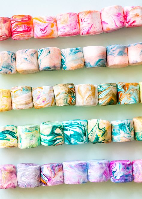 DIY Marbled Store-Bought Marshmallows | Handmade Charlotte Decorated Marshmallows, Marshmallow Cupcakes, Jet Puffed Marshmallows, Happy Crafts, Candy Kabobs, Tie Dye Party, Handmade Charlotte, Marshmallow Pops, Easter Time