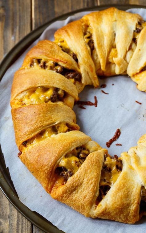 Taco Ring made with refrigerated crescent roll dough, ground beef, and cheese. Mexican Recipe With Ground Beef, Crescent Roll Ring Recipes, Taco Ring Recipe, Crescent Roll Recipes Dinner, Cheese Dough, Taco Ring, Recipe With Ground Beef, Cheese Taco, Crescent Recipes