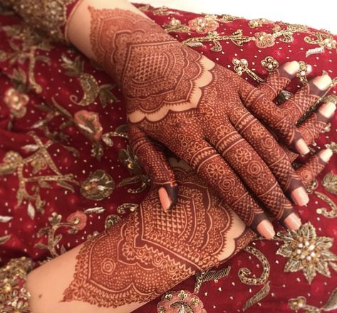 Bridal Mehndi inspo ( it’s from a Mehndi artist in Karachi ) Simple Henna Designs For Beginners, Mehendi Cone, Best Bridal Mehndi, Henna Designs For Beginners, Wedding Dulhan, Kashee's Mehndi Designs, Id Photos, Mehndi Cone, Mehndi Wedding