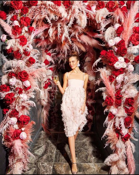 Feather Backdrop, Feather Party, Feather Arrangements, Floral Couture, Green Room Decor, Photo Area, Staff Party, Pink Cocktails, Rose Centerpieces