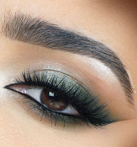 11. Green Eyeshadow for brown eyes Looking for the best eyeshadow eye makeup trends 2021. Whether smokey, Euphoria or soft glam eye makeup looks... Makeup Verde, Green Dress Makeup, Green Eyeshadow Look, Glam Eye Makeup, Ball Makeup, Under Eye Makeup, Eye Makeup Images, Elegantes Makeup, Prom Eye Makeup