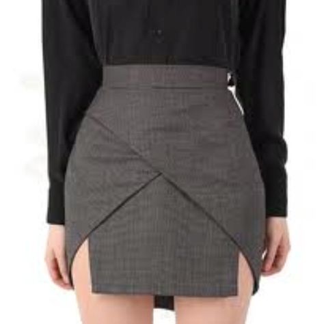 I would like it if the front panel was more than a loin cloth. I dig the crossover design that goes over the hips - a very flattering, slimming, feminine look. Pola Rok, Bedford Street, Rok Mini, Gaun Fashion, Paneled Skirt, A Skirt, Wool Skirts, Skirt Design, Mode Inspiration