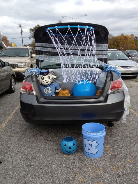 Trunk or treat--basketball goal made with a hula hoop and thick yarn. Church Trunk, Trunk Or Treat Ideas, Basketball Tricks, Harvest Fest, Basketball Theme, Basketball Goals, Harvest Party, Fall Fest, Treat Ideas