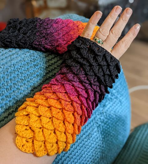 My Crochet Dragon Scale Gloves, Love The Colour Transition On These Christmas Present Images, Dragon Scale Gloves, Rainbow Things, Leaf Blanket, Crochet Gloves Pattern, Hair Color Crazy, Cute Beanies, Crochet Dragon, Crochet Gloves