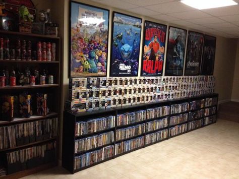 Love Dvd Storage Ideas, Skjulte Rum, Diy Dvd Storage, Deco Gamer, Sala Cinema, Movie Theater Rooms, Geek Room, Nerd Room, Home Cinema Room