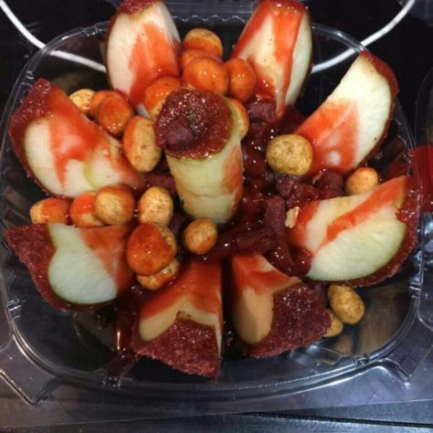 Manzana con chile y cacahuetes Con chamoy y tamarindo ...Apple#chile#peanuts#tamarindo. Mexican Sweets, Sugar Mommy, Mexican Treats, Mexican Snacks, Mexican Dessert, Birthday Food, Mexican Food Recipes Authentic, Fruit Snacks, Favorite Snack