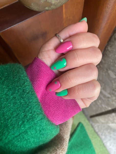 Nails unghie fuxia green trend heart Magenta And Green Nails, Green Nails Heart, Aka Nails, Magenta And Green, Nail Art Designs For Beginners, Nail 2023, Easy Nail Art Designs, Nails Heart, Girl Nails