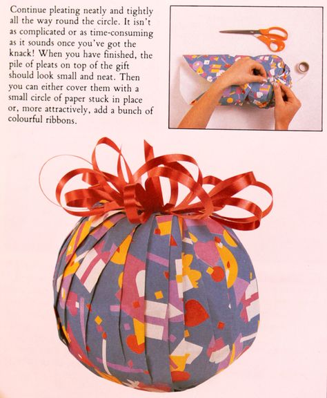 Wrapping a sphere - showing the finished gift How To Wrap Round Shaped Gifts, Unusual Gifts For Men, Christmas Wrapping Diy, Gift Wrapping Techniques, Gift Wrapping Inspiration, Gift Wrapping Ideas, Weird Gifts, Wrap Ideas, Creative Gift Wrapping