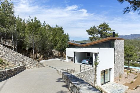 The Wedge House / Schema Architecture & Engineering | ArchDaily Alpine Interior Design, Stucco Siding, Slope House, Butterfly Roof, Architecture Engineering, Hillside House, Greek House, Modern Residence, Courtyard House