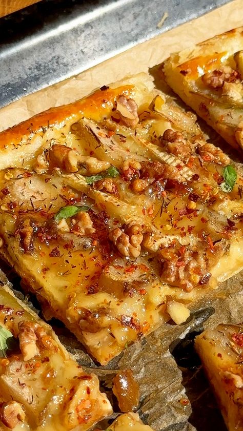 Brie and Pear Puff Pastry Tart Pear Puff Pastry, Brie And Pear, Pear And Brie, Easy Tart Recipes, Squash Fritters, Brie Puff Pastry, Cozy Fall Recipes, Halloumi Salad, Puff Pastry Tart