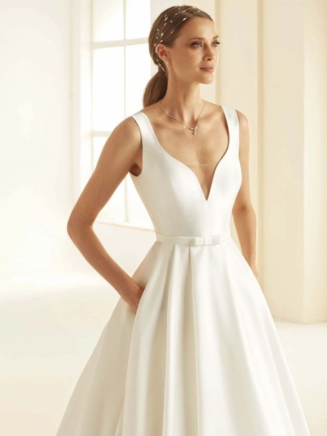 Dress Big Bust, Wedding Dress Big Bust, Wedding Dress Deep V Neck, Wedding Dress Big, Silk Wedding Dress Simple, Pageboy Outfits, Wedding Dress Deep V, Dress Deep V Neck, Revealing Dresses